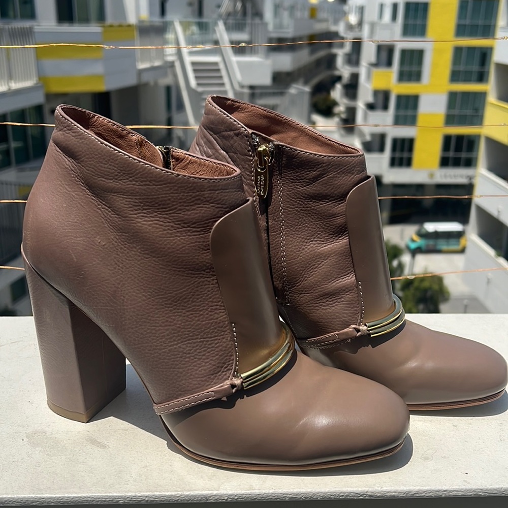 SIGERSON MORRISON neutral boot. 9.5M Gold bar detail. Stunning,versatile zipside